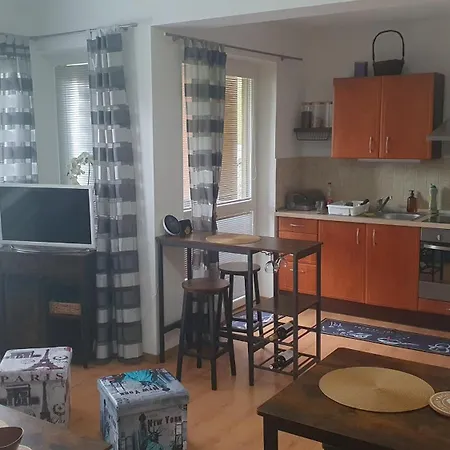 Pinewood Lívia Apartamento *